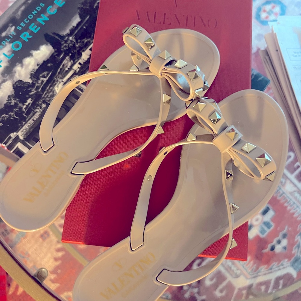 Valentino Rockstud jelly flip flops! Like new! ❤️